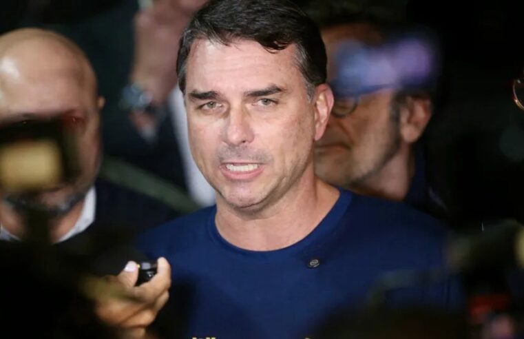 Flávio Bolsonaro ataca Moraes, Dino e Zanin e defende impeachment no STF